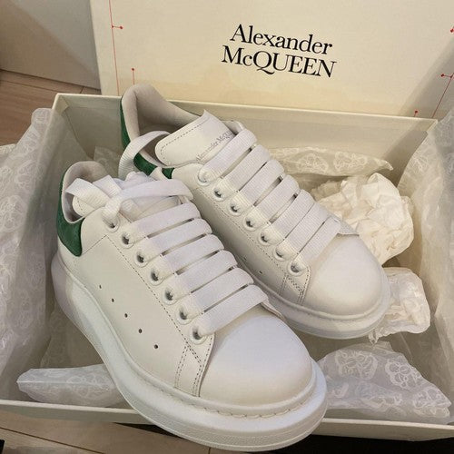 Alexander McQueen е синоним на смелост и елегантност в модата. Брандът комбинира класически силуети с авангардни елементи, което го прави фаворит сред почитателите на луксозния стил.