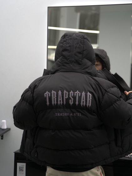 Trapstar е култов британски уличен бранд, който се отличава с бунтарски дух и градска естетика.