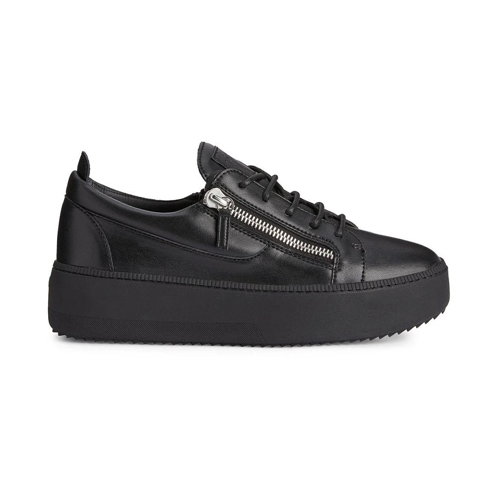 Giuseppe Zanotti е синоним на италиански лукс и екстравагантност. Неговите дизайни съчетават модерен блясък с безупречна изработка